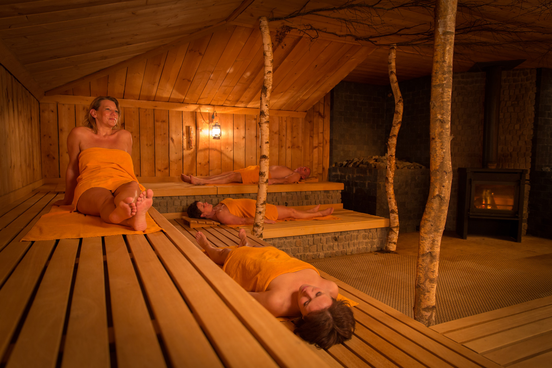 Vier gasten ontspannen in de veluwse sauna van de Veluwse Bron 