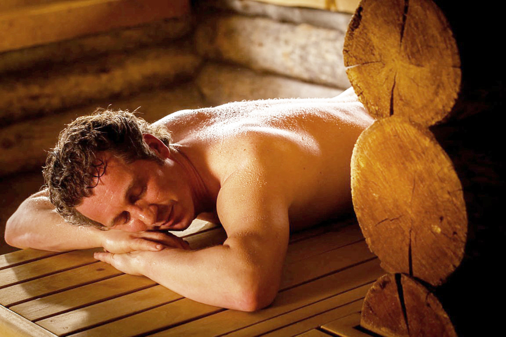 Een man ontspant in een sauna van de Veluwse Bron 