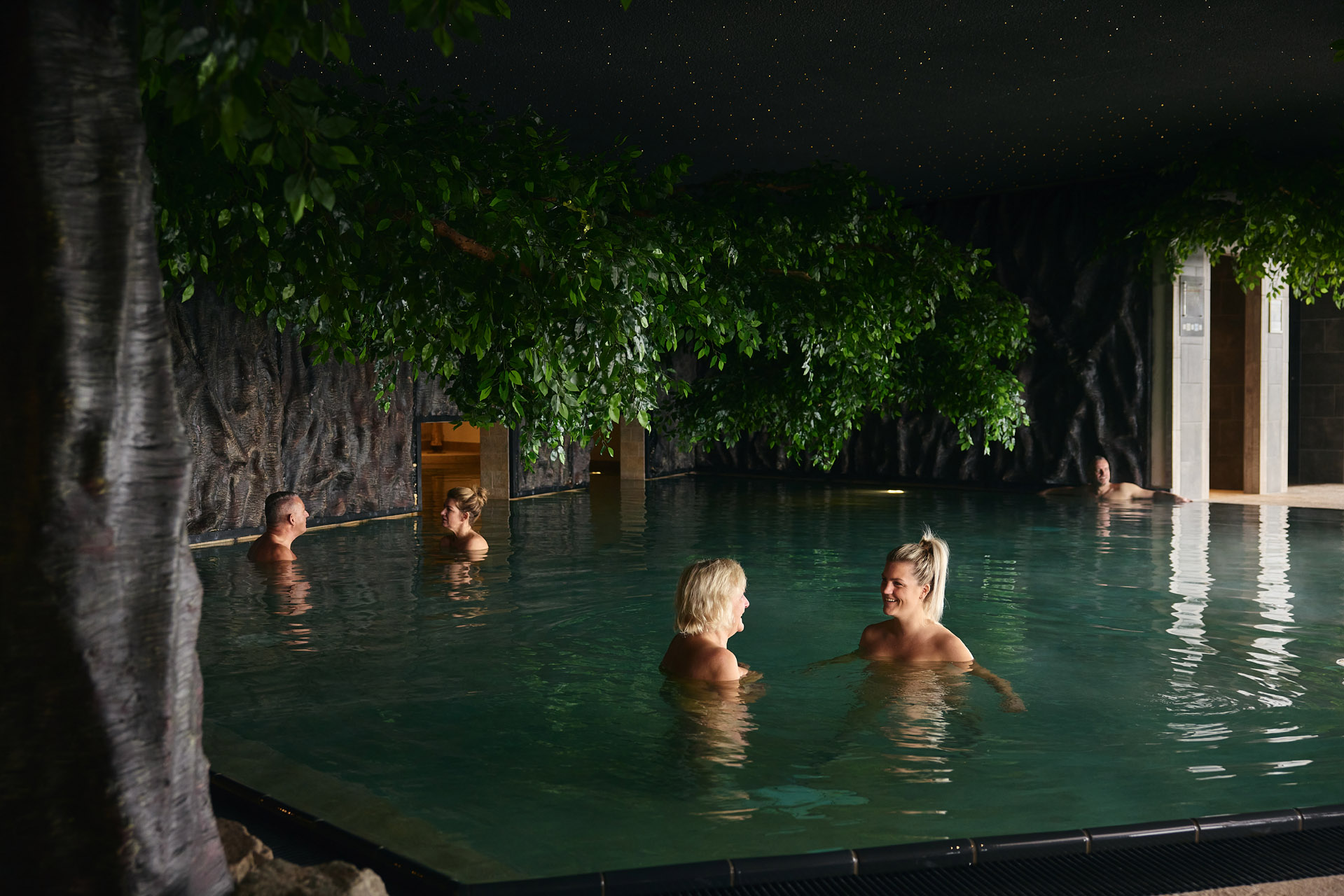 Gasten in binnenbad bij Veluwse Bron