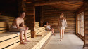 Gasten genieten in de panorama sauna
