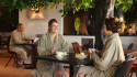 Gasten genieten van een dagje wellness - restaurant met koffie en gebak